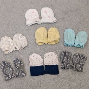 $10 Assorted baby mittens Sz 0-6mths